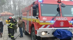 V Lúči na Ostrove horel rodinný dom. Jedna osoba sa udusila