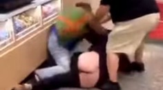 VIDEO: Komická bitka na pumpe valcuje internet. Zdatnejší z dvojice skončil s holým zadkom