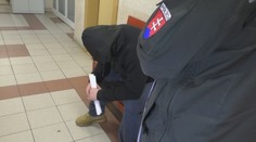 Muž svoju družku zmlátil a hodil po nej spotrebič. V minulosti bol deväťkrát trestaný