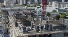 Zatiaľ čo vojnou na Ukrajine svetová ekonomika trpí, táto krajina z ruskej invázie nepriamo profituje