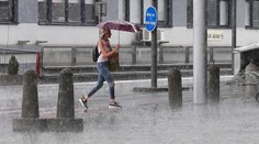 Silné búrky pokračujú, výstrahy platia pre takmer celé Slovensko. Vo viacerých okresoch hrozia povodne