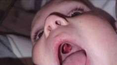 Ženu vystrašila diera v ústach bábätka. Keď sestrička zistila, o čo ide, smiech sa im nezastavil