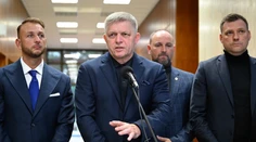 Základná sadzba DPH sa zvýši na 23 percent. Pri základných potravinách ju znížime, vyhlásil Fico