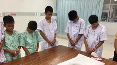 Život chlapcov po záchrane v Thajsku: Uctili si aj potápača, ktorý v jaskyni zahynul