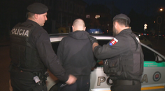 Opäť je v putách a za mrežami. Mladíka, ktorý mal bodnúť dievča do brucha, vzali znovu do väzby