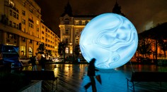 Z tmavých farieb do svetlých. Bratislava sa ponorila do čarovného sveta svetla a umenia