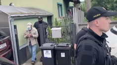 Muža, ktorý sa mal vyhrážať Čaputovej a Naďovi, odviezli v putách. V dome našli zbraň aj náboje