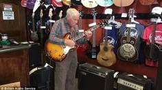 Starček (81) si v obchode s gitarami zaspomínal na mladosť. Predavačom padla sánka