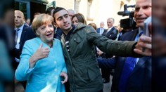 Utečenca preslávila selfie s Merkelovou. Teraz žaluje Facebook za hoaxy