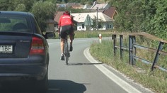 Už polroka platí nový zákon o odstupe áut pri predbiehaní cyklistov. Zisťovali sme, ako sa dodržiava