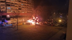 VIDEO: V Petržalke po polnoci zhorelo auto aj stojisko so smetiakmi