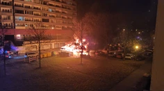 VIDEO: V Petržalke po polnoci zhorelo auto aj stojisko so smetiakmi