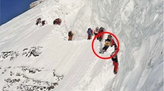 VIDEO: Horolezca na K2 šokovalo správanie ostatných. Umierajúceho muža všetci prekračovali