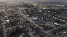 Pri tornáde v USA zahynuli otec s dcérou. Žena našla pod matracom nehybné telo matky