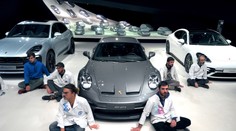 Aktivisti sa na protest prilepili k podlahe automobilky. Žiadali misku, aby sa mohli vyprázdniť