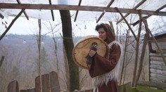 Našla vnútornú rovnováhu a pokoj na duši. Aneta vymenila rušné centrum mesta za tichý les