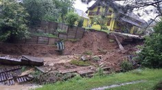 FOTO: Silná prietrž mračien takmer podmyla rodinný dom pri Krompachoch