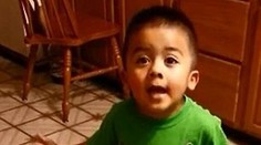 Kto by mu odolal? Chlapec rozkošne presviedča mamu, aby mohol zjesť muffin