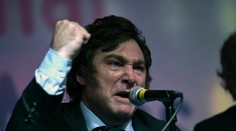 Motorovú pílu vymenil za pálku. Argentínsky prezident sa vo vianočnom prianí vyhráža národu