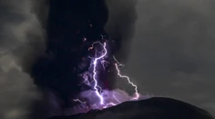 Sopka Ibu pri erupcii vychrlila k oblohe šesťkilometrový oblak popola