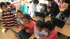 Rómskym žiakom pomáhajú so žiadosťou o príspevok na notebook terénni pracovníci