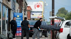 USA: Polícia pátra po dvoch strelcoch z kansaského baru, ich obete boli Hispánci