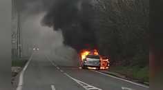 Dve vážne udalosti v Bratislave: V Lamači horelo auto, v Dúbravke prasklo vodovodné potrubie
