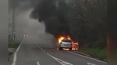 Dve vážne udalosti v Bratislave: V Lamači horelo auto, v Dúbravke prasklo vodovodné potrubie