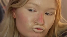 Žena si natrela na tvár 100 vrstiev mejkapu. Z výsledku vás strasie