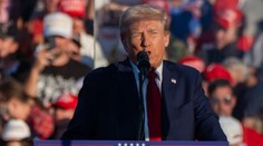 Zabránili ďalšiemu pokusu o atentát? Neďaleko Trumpovho mítingu zadržali muža s nabitými zbraňami