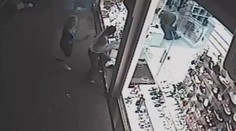 VIDEO: Zlodej nič neukradol. Žena ho zložila figurínou