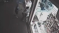 VIDEO: Zlodej nič neukradol. Žena ho zložila figurínou