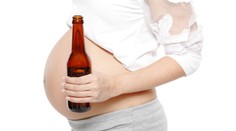 Počas tehotenstva by ste alkohol nemali piť vôbec. Ani jedno malé pivo