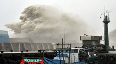 Taiwan zasiahol extrémne silný tajfún, pol milióna domácností sa ocitlo bez elektriny