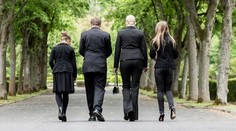 Pozostalí sa po pohrebe stretli na kare. V reštaurácii ich však omylom nadrogovali