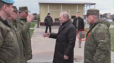 VIDEO: Putin mal počas návštevy cvičiska pri sebe zrejme jadrový kufrík