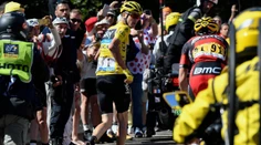 Záver etapy poznačil chaos, Froome do cieľa utekal bez bicykla