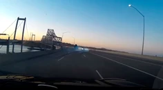 SUV sa zrútilo z mosta a narazilo do vlaku, jednou zo štyroch obetí tragédie je tehotná žena