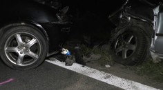 Mladý vodič obiehal cez plnú čiaru v križovatke. Jeho kamaráti bojujú o život