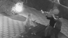 Počkali si ho v kríkoch a ukradli mu šperk za tisíce eur. Všetko zachytila kamera