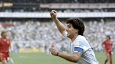 Bola 35 rokov nezvestná, neskôr ju kúpili za pár stoviek. Teraz Maradonova Zlatá lopta ide do dražby