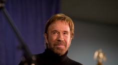 GALÉRIA: Radostná návšteva plná objatí a smiechu v Banskej Bystrici. Legendárny Chuck Norris prekvapil deti v onkologickom centre