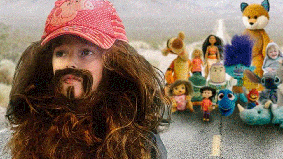 FOTO: Päťročné dievčatko napodobňuje scény z kultových filmov pomocou svojich hračiek