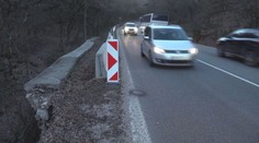 Soroška sa rozpadáva: Oporný múr, ktorý má držať krajnicu, sa na jednom úseku zosypal