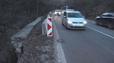 Soroška sa rozpadáva: Oporný múr, ktorý má držať krajnicu, sa na jednom úseku zosypal
