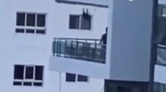 VIDEO: Nezodpovedný otec vám vyrazí dych. Dievčatko hojdal na balkóne na ôsmom poschodí