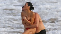 Channing Tatum šantil s manželkou na pláži. Zrejme netušili, že nie sú sami