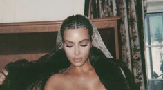 Kim Kardashian roztvorila kožuch a opäť ukázala, že slovo hanba jej nič nehovorí