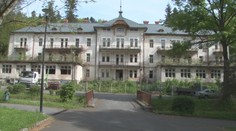 Vstane z popola. Legendárny kúpeľný hotel na východe Slovenska po rokoch chátrania obsadili robotníci