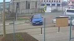 VIDEO: Otec učil šoférovať iba 12-ročného syna. Skončilo sa to nehodou s prekvapivým výsledkom